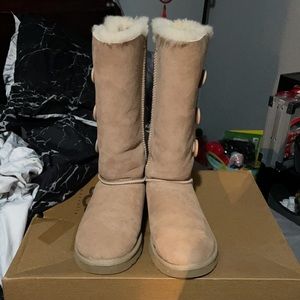 Bailey triplet button Sand ugg boots 💛